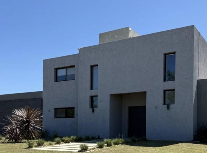 Casa · 250m² · 5 Ambientes · 1 Cochera