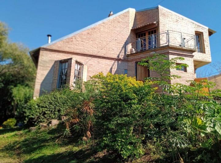 Casa · 220m² · 4 Ambientes · 1 Cochera