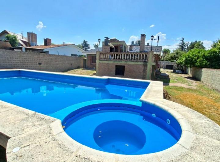 Casa · 200m² · 5 Ambientes · 2 Cocheras
