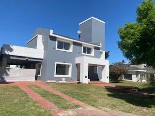 Casa · 398m² · 4 Dormitorios · 2 Cocheras