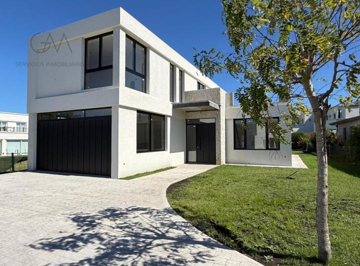 Casa · 252m² · 5 Ambientes · 2 Cocheras