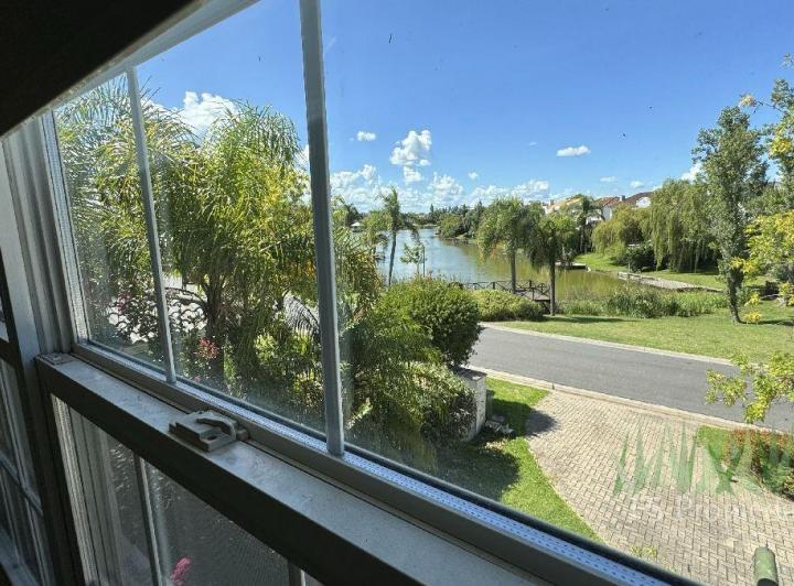 Casa · 300m² · 5 Ambientes · 2 Cocheras