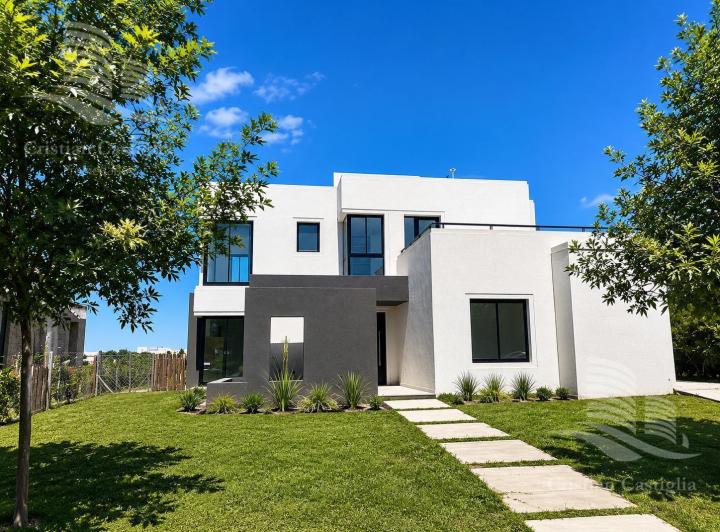 Casa · 266m² · 6 Ambientes · 3 Cocheras