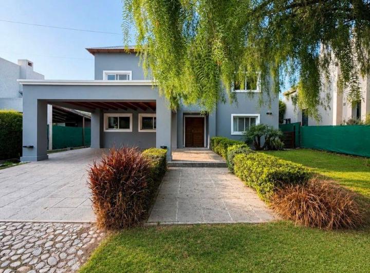 Casa · 250m² · 4 Ambientes · 2 Cocheras