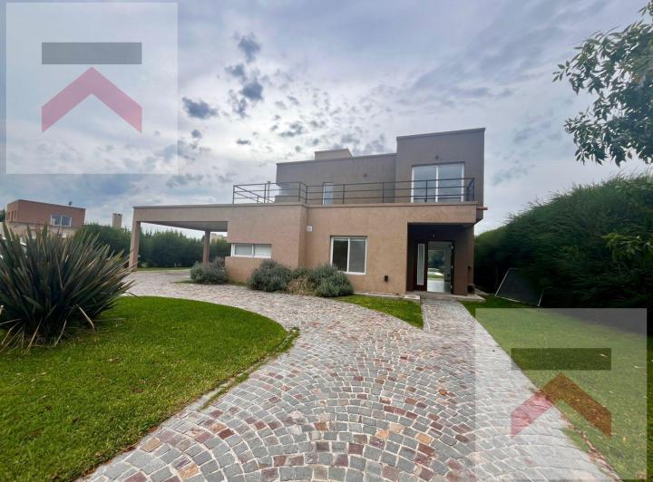 Casa · 180m² · 6 Ambientes · 2 Cocheras