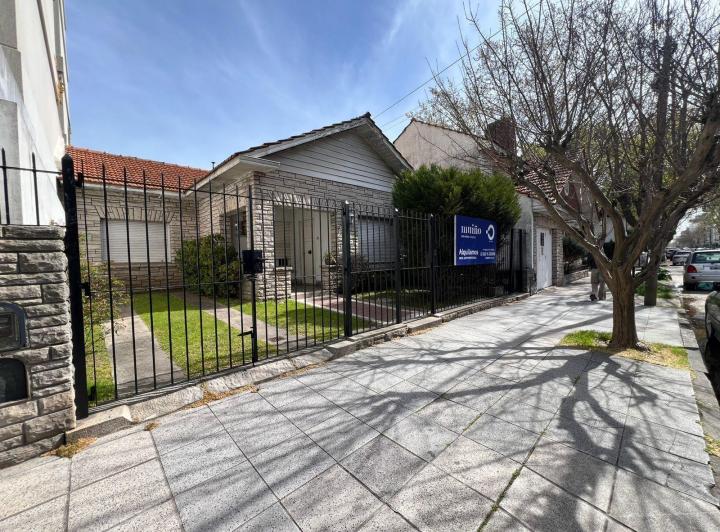 Casa · 130m² · 7 Ambientes · 1 Cochera