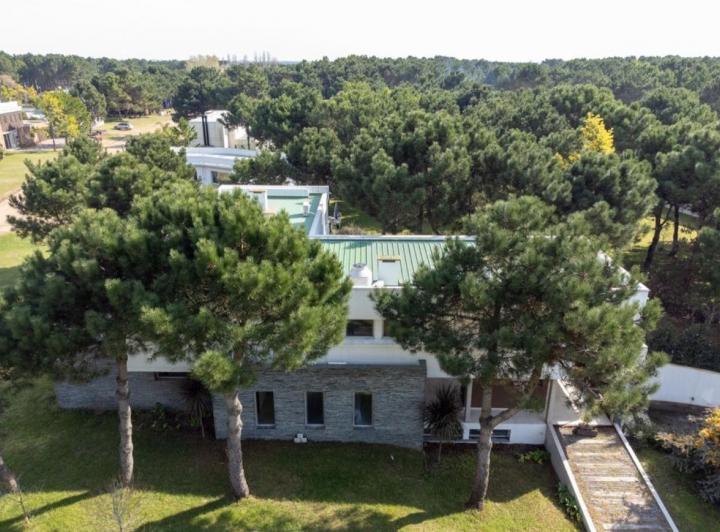 Casa · 350m² · 6 Ambientes · 6 Cocheras