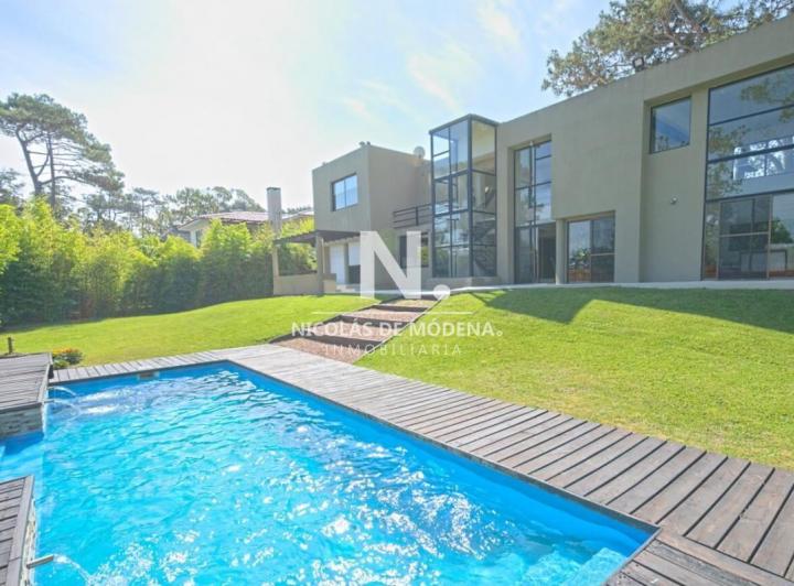 Casa · 1248m² · 6 Ambientes · 1 Cochera