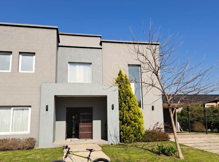Casa · 1m² · 3 Dormitorios · 2 Cocheras