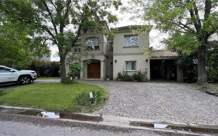Casa · 233m² · 5 Ambientes · 1 Cochera