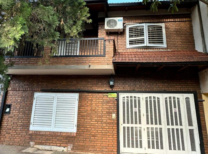 Casa · 214m² · 5 Ambientes · 1 Cochera