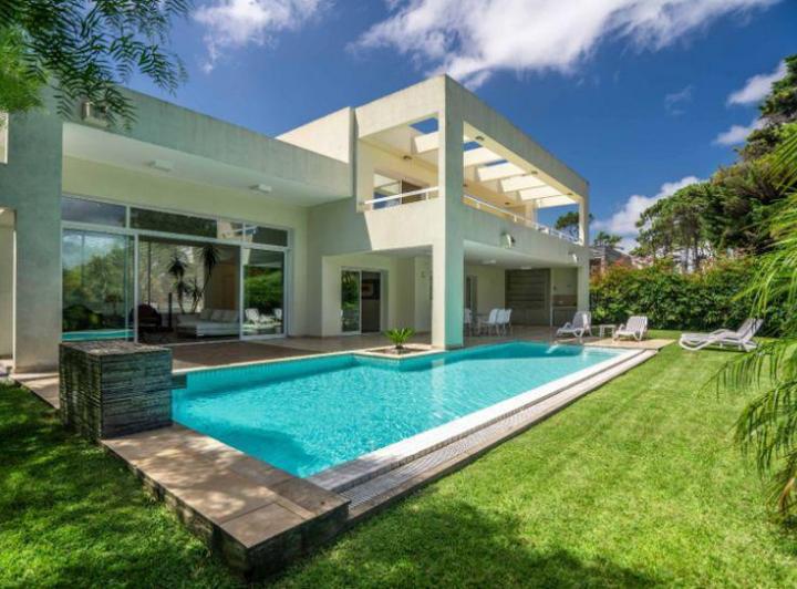 Casa · 380m² · 6 Ambientes · 2 Cocheras