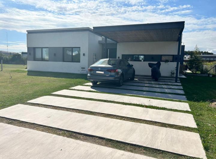 Casa · 180m² · 4 Ambientes · 2 Cocheras