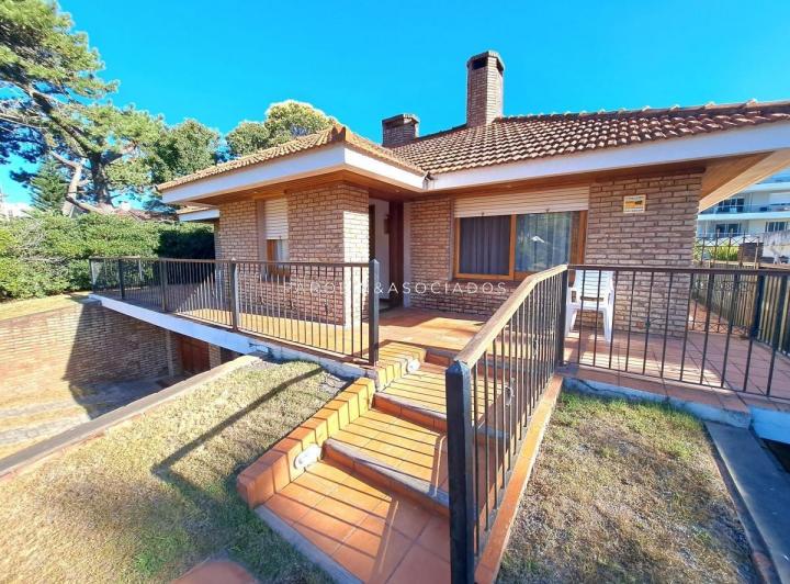 Casa · 335m² · 5 Ambientes · 1 Cochera