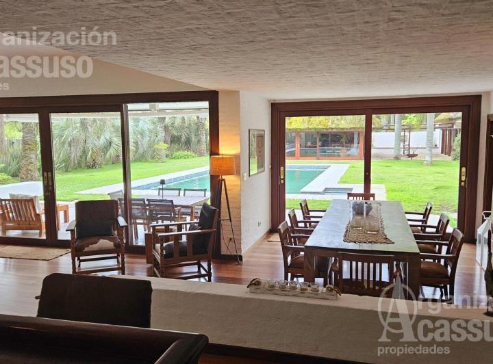 Casa · 1000m² · 10 Ambientes · 2 Cocheras