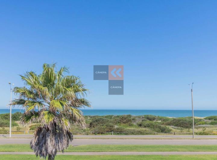 Casa · 2019m² · 5 Ambientes · 1 Cochera