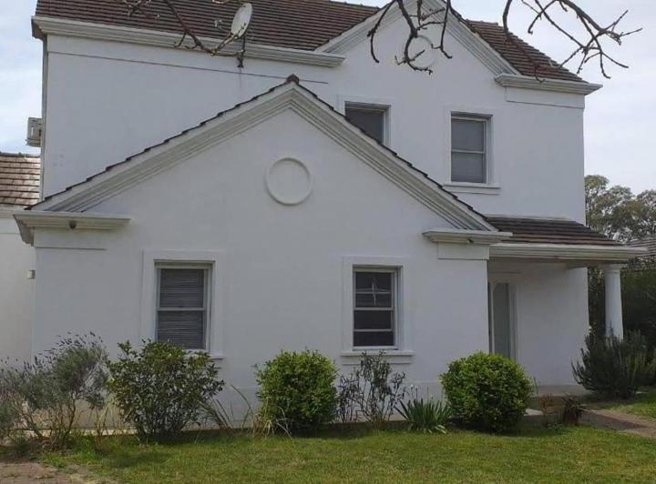 Casa · 350m² · 4 Ambientes · 1 Cochera