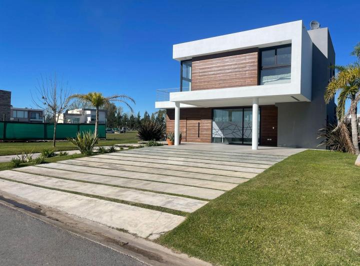 Casa · 250m² · 4 Ambientes · 2 Cocheras