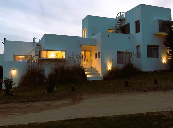 Casa · 300m² · 6 Ambientes · 1 Cochera