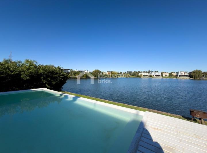 Casa · 383m² · 8 Ambientes · 1 Cochera