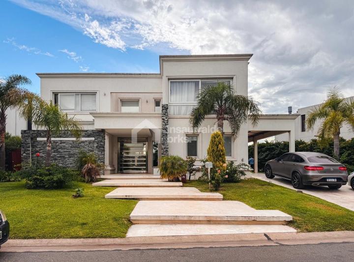 Casa · 420m² · 5 Ambientes · 2 Cocheras