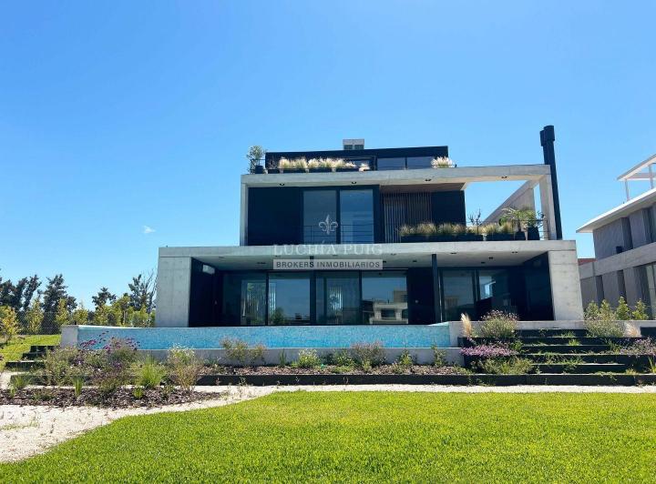 Casa · 435m² · 5 Ambientes · 3 Cocheras