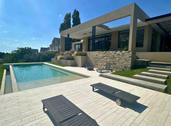 Casa · 300m² · 4 Ambientes · 2 Cocheras