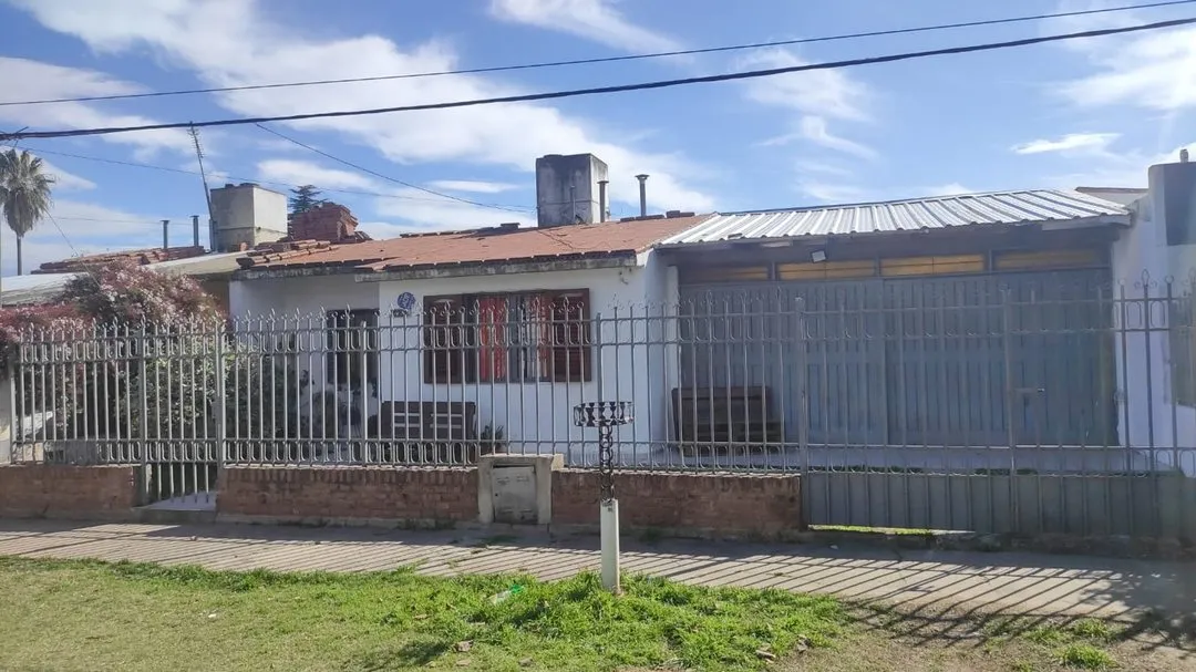 CASA 3 DORMITORIOS CON COCHERA, MARQUES SOBREMONTE
