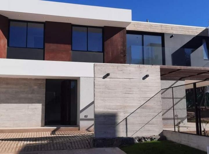 Casa · 165m² · 8 Ambientes