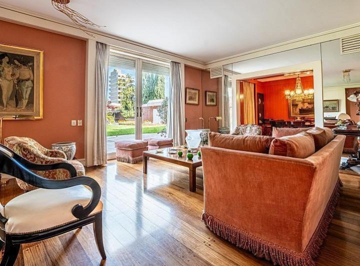 Casa · 1700m² · 9 Ambientes · 3 Cocheras