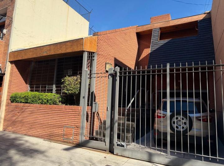 Casa · 468m² · 8 Ambientes · 3 Cocheras