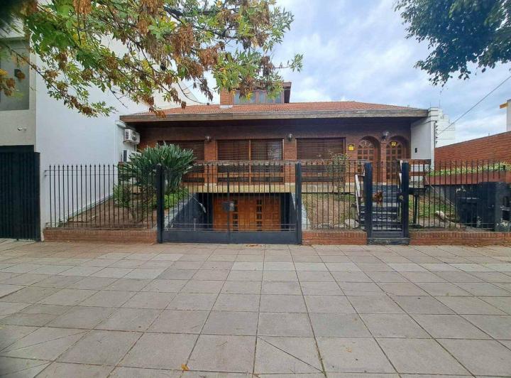 Casa · 325m² · 6 Ambientes · 2 Cocheras