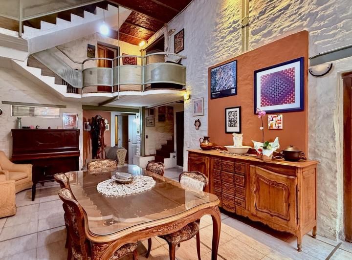 Casa · 350m² · 6 Ambientes · 1 Cochera
