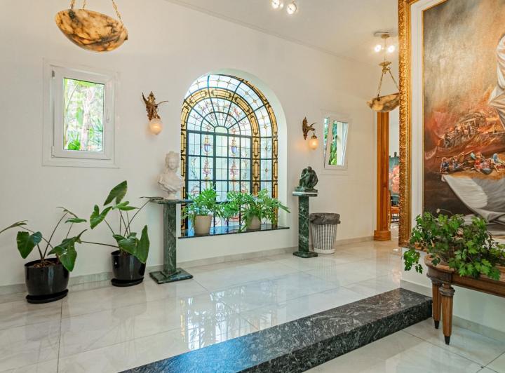 Casa · 580m² · 10 Ambientes · 1 Cochera