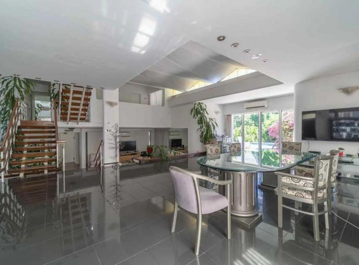 Casa · 550m² · 5 Ambientes · 2 Cocheras