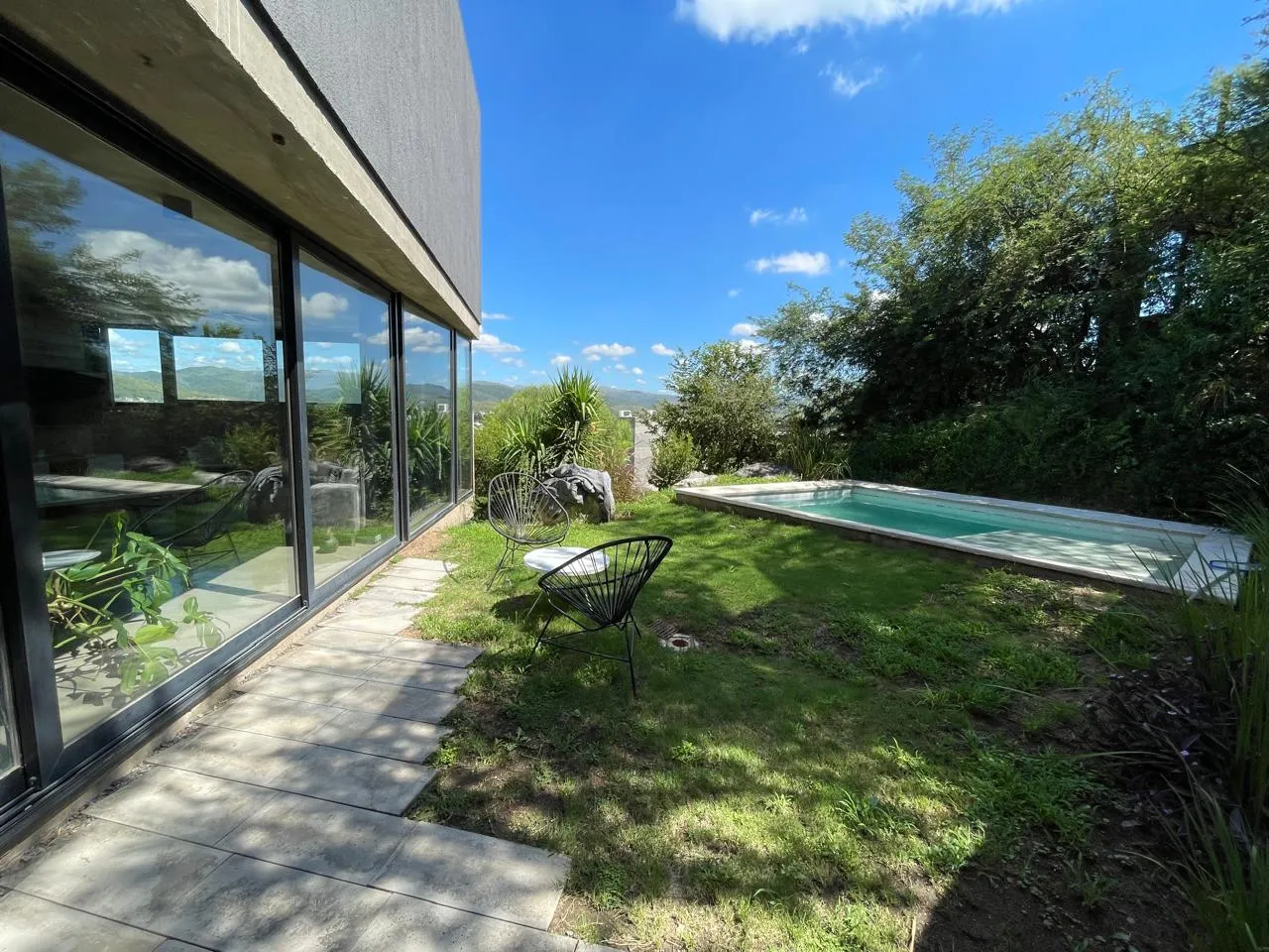 Casa moderna de hormigón en la Cuesta con vistas a las sierras de Córdoba