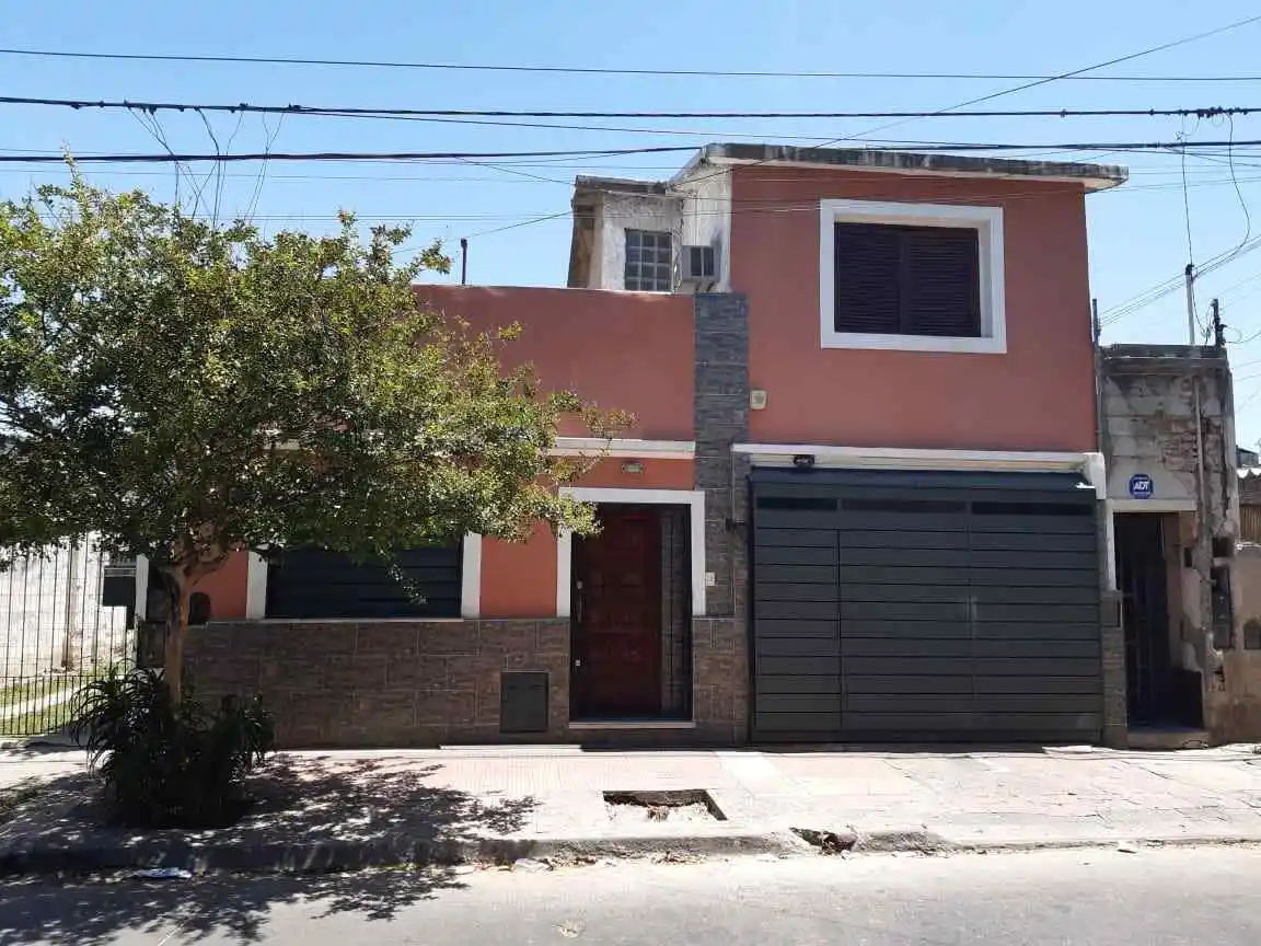VENDO CASA EN B° PUEYRREDON, 2 DORM 2 BAÑOS GARAGE DOBLE + DEPTO  U$D 65.000