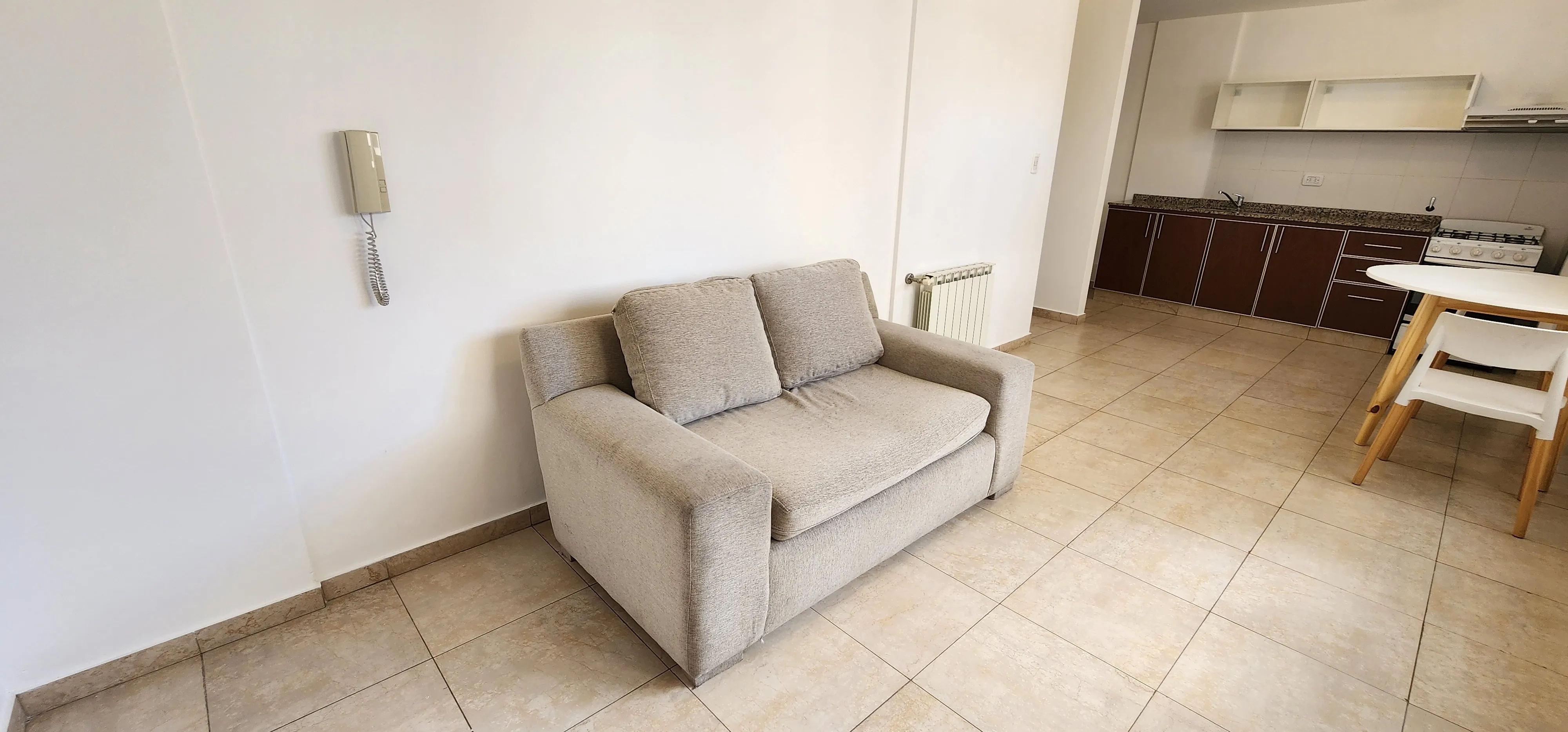Cofico. Fragueiro 1420. Se ALQUILA DEPARTAMENTO AMOBLADO de 1 Dormitorio. Impecab!e! Con 2 aire acondicionado, calefacción c/radiadores, balcón!