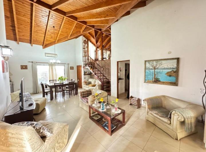 Casa · 190m² · 5 Ambientes · 2 Cocheras