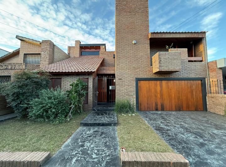 Casa · 300m² · 7 Ambientes · 2 Cocheras