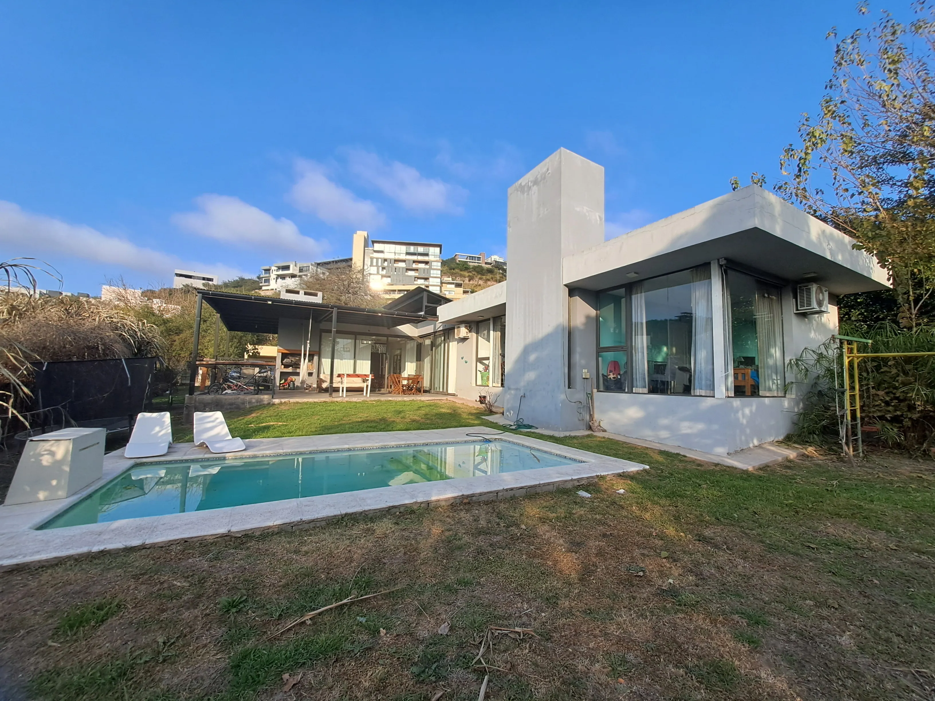 VENTA CASA COUNTRY LA CUESTA LA CALERA PILETA ESCRITURAS APTA CREDITO BANCOS.