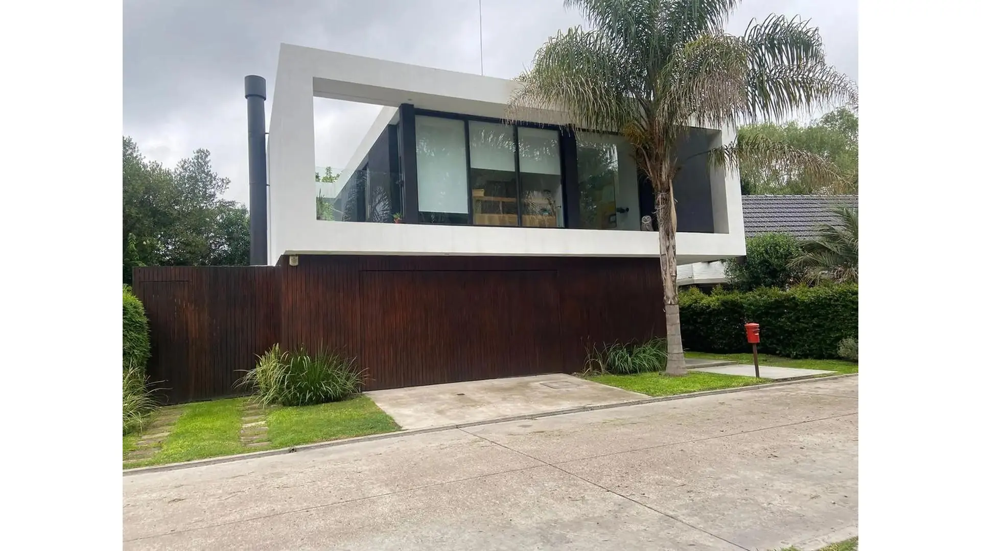CASA DE DISEÑO EN BARRIO DE AMBITO CERRADO