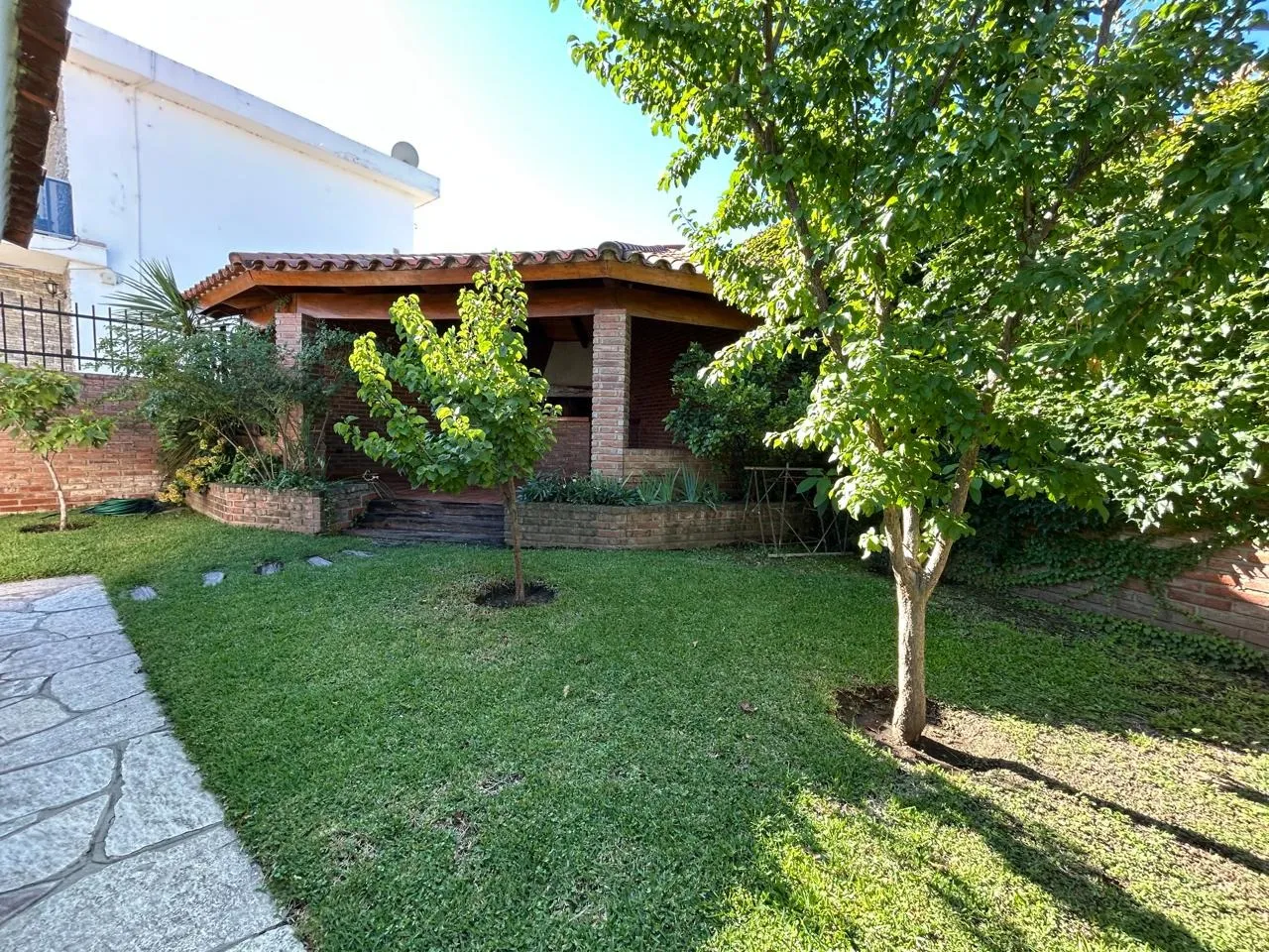 CARLOS PAZ  HERMOSA CASA  EXCELENTE UBICACION - 50 MTRS CUCU Ag.