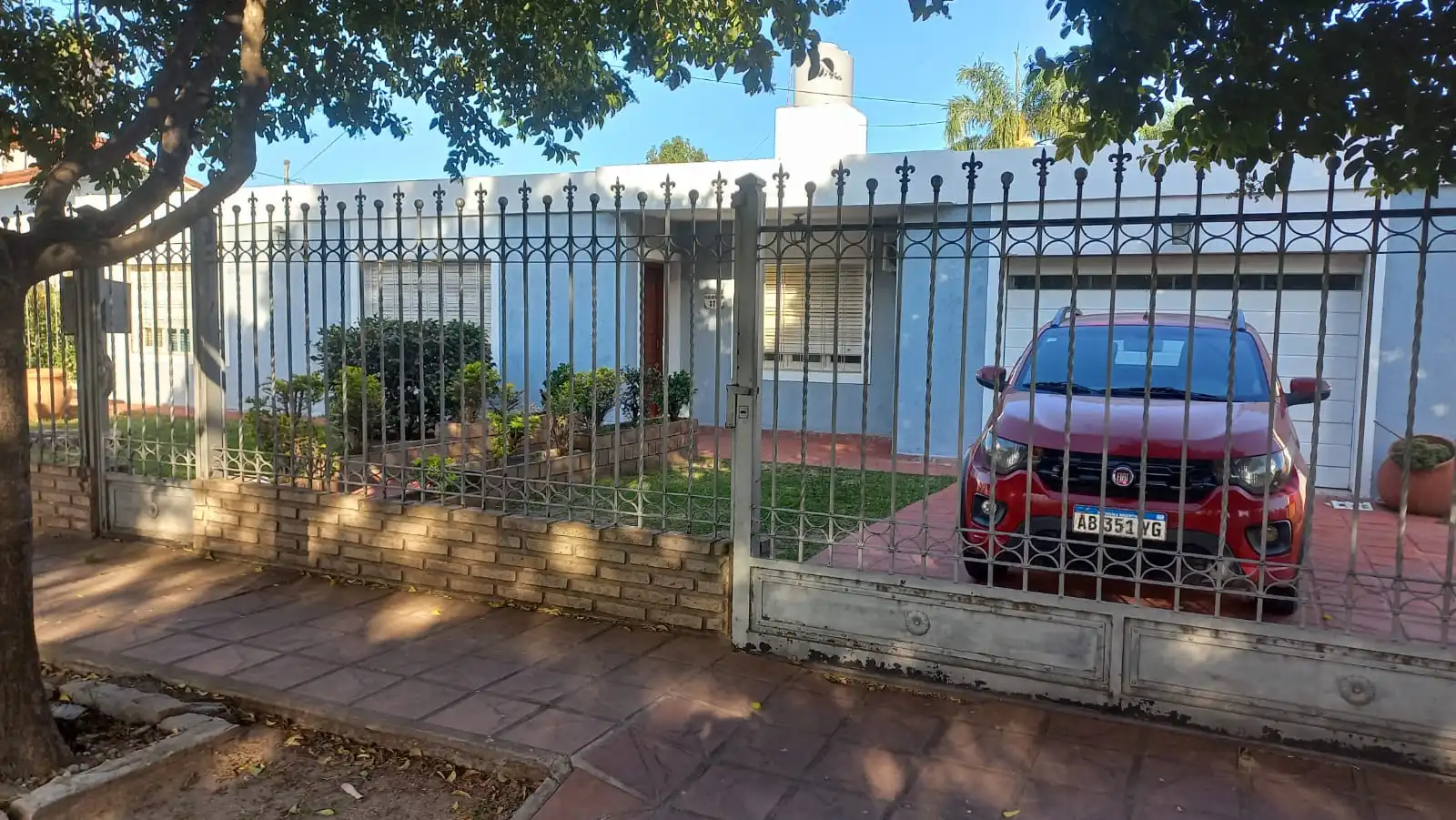 Casa en venta. Barrio Marques de Sobremonte. Ambientes amplios y pileta.