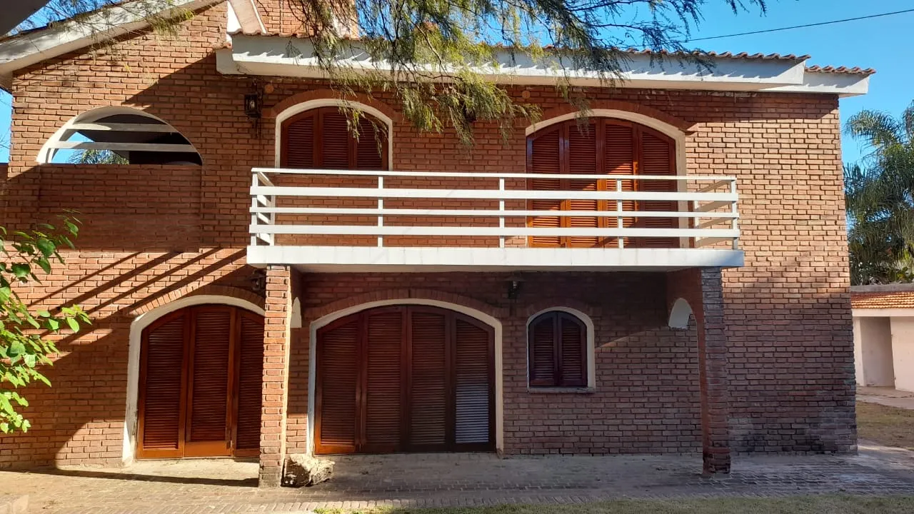 SE VENDE HERMOSA CASA -3 DORM, PISCINA Y DEP-CALLE ROQUE FUNES 1400, CBA.-