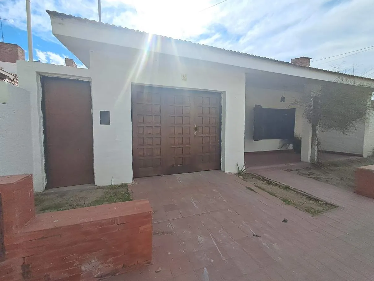 CASA CON GRAN PATIO , PILETA Y 5 CUADRAS DEL CENTRO