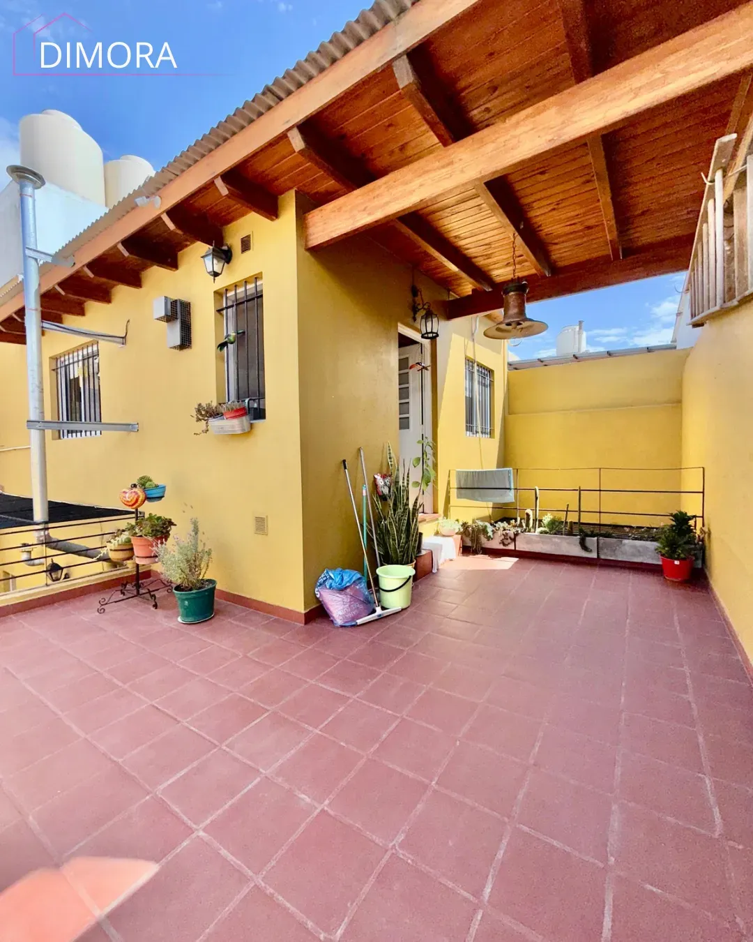 CASA EN VENTA: 3 rentas en una propiedad frente a Plaza Alem