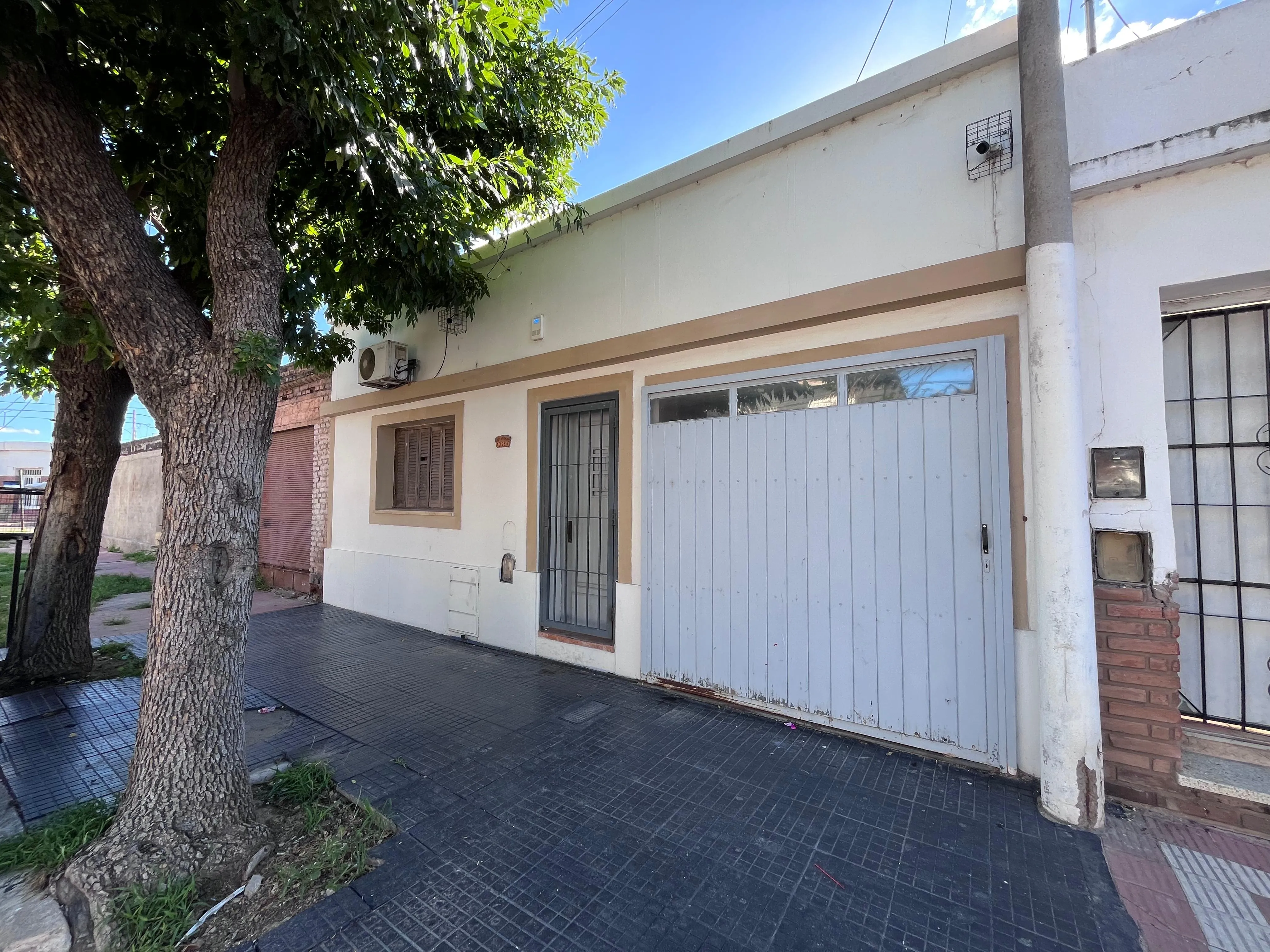 VDO. EXCELENTE CASA 3 DORM.  CON PATIO Y COCHERA CUBIERTA!!