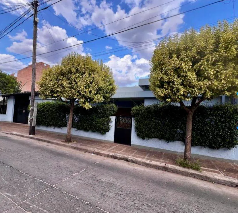 Amplia Casa con Pileta y Quincho en Alto Alberdi, a metros de Duarte Quirós