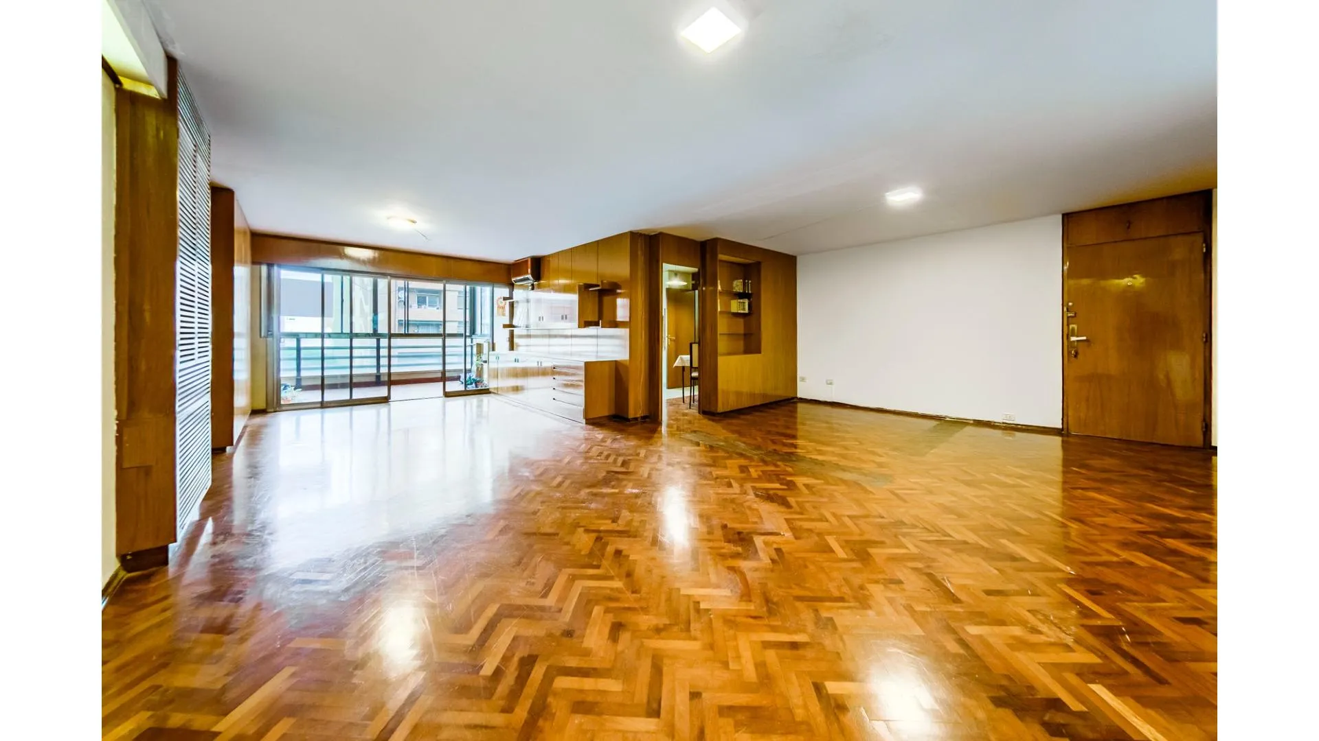 PISO COMPLETO en VENTA! Edificio con PILETA Opc.Cochera mts